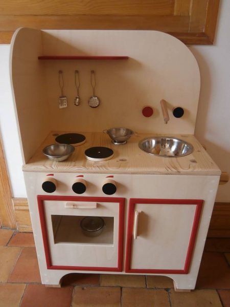 cuisinière rouge avec accessoires