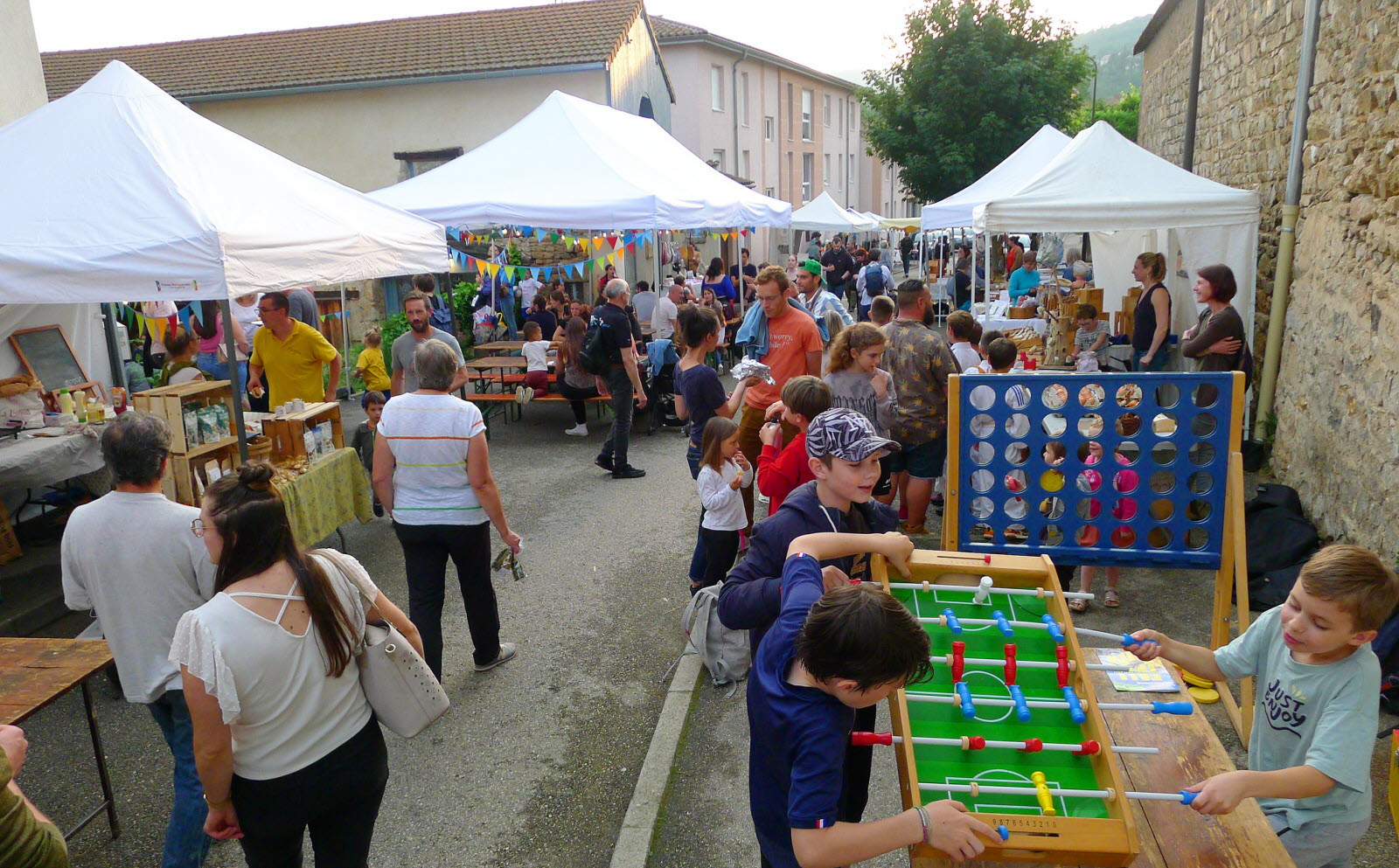 organise-par-la-boutique-de-createurs-et-de-producteurs-locaux-de-l-association-le-village-chantumai-le-marche-nocturne-a-remporte-un-vif-succes-ce-vendredi-7-juin-il-a-notamment-