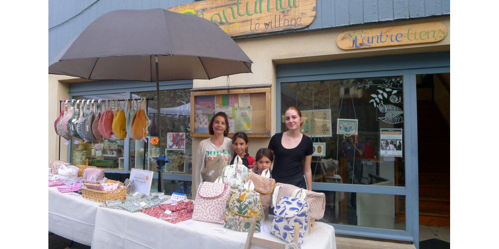 veronique-originaire-de-grezieu-la-varenne-a-presente-ses-creations-couture-pour-adultes-et-enfants-une-grenouille-et-des-crapauds-mes-creations-sont-proposees-depuis-5-ans-dans-la-bo